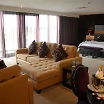 & فندق 4*