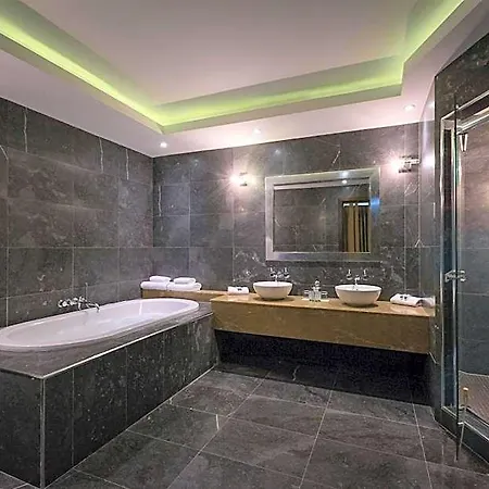 & Szálloda 4*